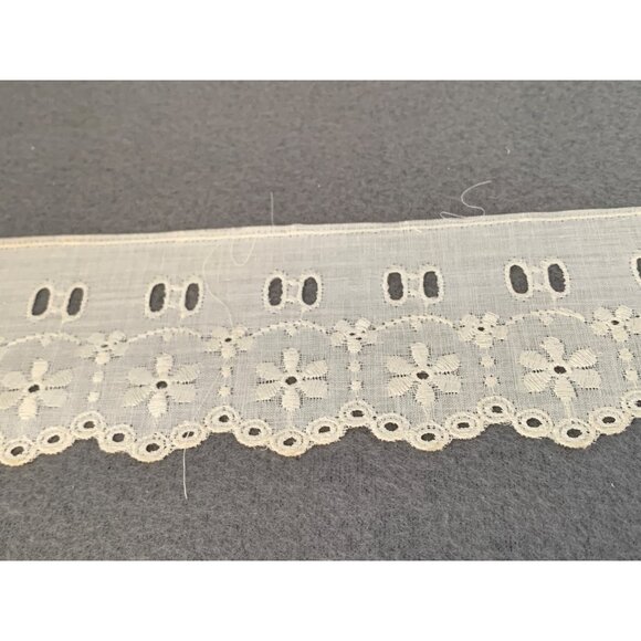Vintage Embroidered Floral Lace Trim 2.5" Wide 1 Yard Long - Picture 1 of 11